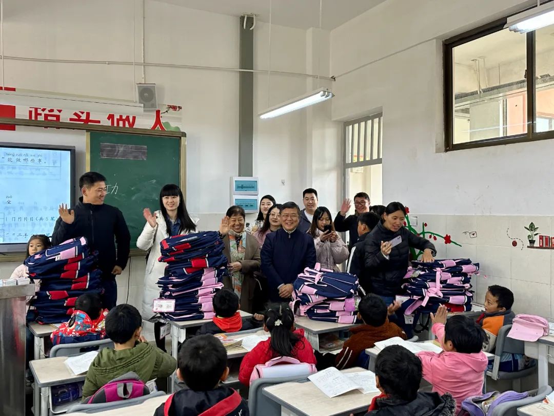 【用心呵護幼苗】楊安民董事長走進中國砂石協(xié)會希望小學(xué) 以實際行動踐行企業(yè)社會責任